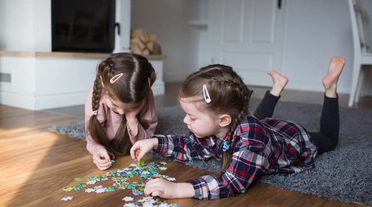 children putting together puzzle pieces