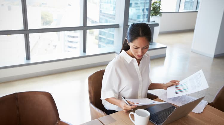 woman working autonomously