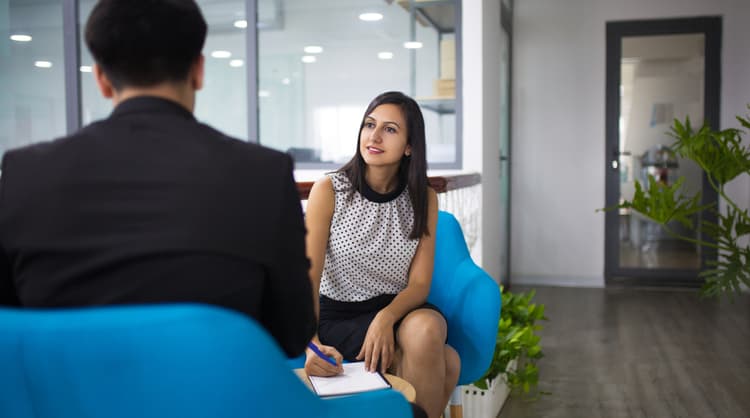 hr manager interviewing job applicant